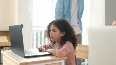 Kafkasyalı öğretmen Amerikan öğrenci kodlama mühendisliğine yardım ederken çeşitli öğrenciler yapay zeka yazılımı kullanıyor. Akıllı çekici çocuklar oturuyor ve programlıyor. Eğitim. Pedagoji.