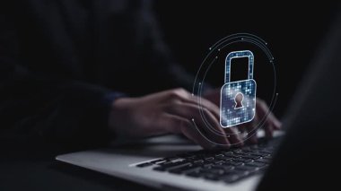 Bu resim, dijital kilit ve interaktif ağ unsurları da dahil olmak üzere veri güvenliğinin görsel temsili ile aktif bir dizüstü bilgisayar deneyimini tasvir ediyor. Dörtgen