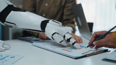 Modern çalışma alanı profesyonellerin yapay zekayı benimsediğini, karmaşık pazarlama engellerini aşmak ve erişimi genişletmek için son teknoloji analizlerle yaratıcı düşünceleri harmanladığını görüyor. Noogenesis Yapay Zeka