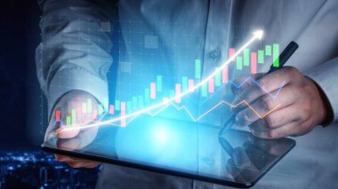 Bir profesyonel, bir tablet üzerindeki mali verileri analiz etmekle, bir kentsel ortamda borsa eğilimleri ve büyüme göstergelerinin grafiksel temsillerini sergilemekle meşgul. Copula