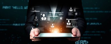 İş adamı kimlik güvenliğinin anahtarının üst düzey güvenlik uygulamalarıyla korunduğunu, kimlik hırsızlığının önlendiğini ve kimlik güvenliğinin artırıldığını keşfetti. Güvende kalın ve kimlik koruma stratejisine güvenin.