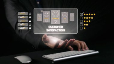 Görüntü, modern katılım ve kullanıcı deneyimi analizini vurgulayarak müşteri memnuniyet oranları ve geri bildirim gösteren dijital bir arayüze uzanan bir eli tasvir ediyor. Dörtgen