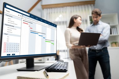 Ekip projesinin zaman çizelgesini gösteren bilgisayar ekranında canlı iş projesi yönetimi için proje planlama yazılımı