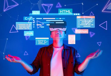 Sanal gerçekliğe dalmış bir yazılım mühendisi, dijital programlama dilleri ve gelecek tasarım unsurlarıyla çevrili, teknoloji ve kodlamada yenilik sergiliyor. XDMCP