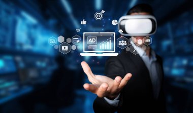 Bir iş adamı sanal gerçeklik kulaklığı kullanarak dijital pazarlama stratejileri keşfediyor, modern yaklaşımlar göstererek katılım ve reklam etkinliğini artırıyor. XDMCP