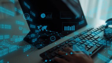 Çeşitli grafikler, grafikler ve dijital ağlar gösteren bir bilgisayarla uğraşan bir kullanıcının yer aldığı bu resimle veri analizlerinin dinamik dünyasını keşfedin. Xenic