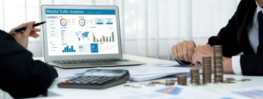 Bilgisayar ekranında web sitesi trafik analizi verileri için bilgisayar yazılımı. Çevrimiçi iş canlılığı için SEO arama motoru optimizasyonu ve müşteri hedefleme kavramı