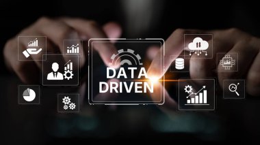 Veri güdümlü karar verme işi analitik, veri toplama ve yapay zeka sistemleri yoluyla güçlendirir. Veri güdümlü araçlar veri işleme ve veri görselleştirmesini veri platformları boyunca destekler. Eğri
