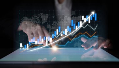 Bir profesyonel, modern ofis ortamında düzgün bir tablet üzerindeki dijital mali grafikleri analiz ederek büyüme ve eğilimleri sergiliyor ve verilere dayalı kararları vurguluyor. Etki
