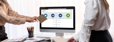 Masadaki bir grup iç mimar takımı dizüstü bilgisayarında mimari yazılım bulunan çeşitli ruh hali tahtası örneklerini seçiyor. Modern yenileme ve iç malzeme seçimi konsepti. İçgörü