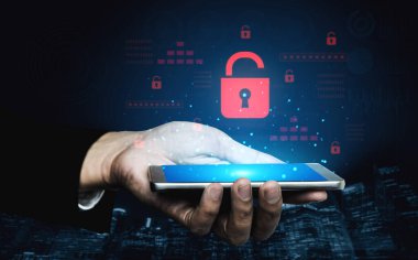 Siber güvenlik ihlalini gösteren dijital güvenlik kavramı, güvenlik sistemleri arasında veriye maruz kaldığını belirten kırmızı bir asma kilit, sistem savunmasızlığını ve risk kefaretini vurguluyor