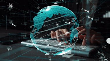 Bu resim, teknolojideki ve küresel iş analizindeki gelişmeleri sembolize eden klavye üzerindeki veri grafikleriyle birleştirilmiş dünyanın gelecekteki bir temsilini içeriyor. Xenic