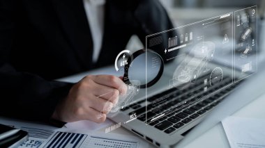 Elektrikli aracın teknik düzeni pil sistemini, güç kontrolünü, çekiş motorunu, şarj arayüzünü ve yenilenebilir ve akıllı enerji kaynaklarıyla bütünleşmeyi gösteriyor.