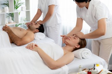 Kafkasyalı çift stres önleyici kafa masajının keyfini çıkarıyor ve lüks otellerde ya da otel spa salonlarında gündüz kaplıcalarında yüz güzelliği eğlencelerini şımartıyor. Sessiz.