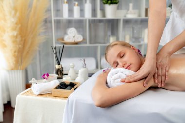 Kafkasyalı kadın müşteri stres önleyici spa masajının keyfini çıkarıyor ve lüks otel ya da oteldeki gündüz açık ortam güzellik salonunda güzellik teniyle eğleniyor. Sessiz.