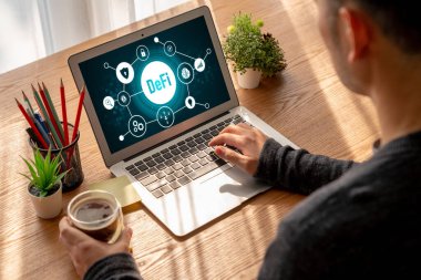 Model bilgisayar ekranında merkezi olmayan finans veya DeFi kavramı. Defi sistemi yeni yatırım ve tasarruf seçenekleri sunuyor .