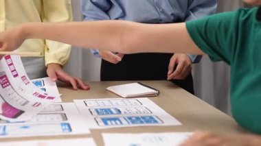 UX geliştiricisinin panorama videosu veya şirket tasarım kullanıcı arayüzü veya mobil uygulama için UI prototipi veya akıllı telefondan yazılım gösteren web sitesi yazılımı. Sinerjik