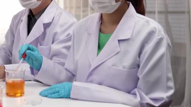 Bilimsel uzmanlığa, laboratuvar ekipmanlarına ve yenilikçi tıbbi biyoteknoloji yazılımına sahip laboratuvar sağlık araştırma ekibi yeni ilaçlar araştırıyor, tedavi geliştiriyor. Ağır çekim. Katı.