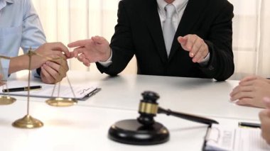 Avukat, hukuk bürosunda pazarlık yoluyla iş anlaşmazlığını çözmek için iki taraf arasında uzlaşma teklif ediyor. Yasal arabuluculuk ve çatışma çözme servisi. Ağır çekim. Katı.