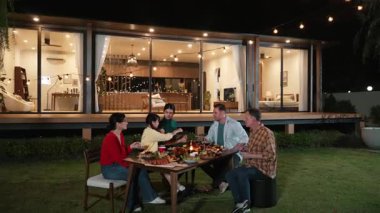 Mutlu aile geceleri kutlama partisinde maytap yakmaya çalışır. Sevgili üyemiz birlikte kıvılcım oynamaktan hoşlanıyor. Nesiller arası uçurum için açık hava aktivitesi aile bağını güçlendirir. Uyumsuzluk.