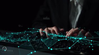 Çeşitli dijital grafikler ve istatistiklerle çevrili bir klavyede yazan kişi. Bu görüntü modern veri analizi ve teknoloji entegrasyonu kavramını temsil etmektedir. Xenic