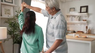 Mutlu dedem ve büyükannem evde el ele tutuşup dans ediyorlar. Sevimli son sınıf çifti, mutfağa destek olurken müzik eşliğinde vakit geçiriyorlar. Myrmidon.