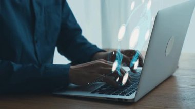 Bilgisayarda ve Dijital Arayüzde Yazan Kişiyle Modern Teknoloji Konsepti Ofis Ortamı 'nda Veri Görselleştirme ve Ağ Geliştirme. Dörtgen.