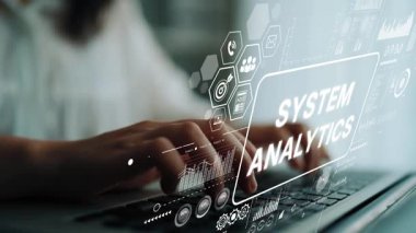 Sistem Analitik Verileri ve Grafiksel Arayüz Kaplama Konsepti ile Dizüstü Bilgisayarda Yazan Eller. Asemptotik akıllı veri analitiği.