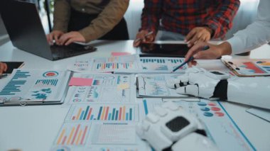 Yapay zekanın pazar analizi ve stratejik tartışmalarda yardımcı olduğu yenilikçi bir ofis ortamı, teknoloji ve iş dünyası arasındaki işbirliğini gözler önüne seriyor. Noogenesis Yapay Zeka