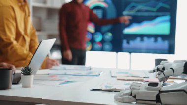 Finansal görüşlerin optimize edilmesi ve stratejik büyüme planlarının iyileştirilmesinde iş profesyonellerini destekleyen yapay zeka destekli çözümler. Noogenesis Yapay Zeka