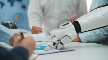 İş adamları, kurumsal stratejileri iyileştirmek, verimliliği artırmak ve karar verme mekanizmasını optimize etmek için yapay zeka destekli araçlarla birlikte çalışıyorlar. Noogenesis Yapay Zeka