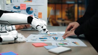 Yapay zekanın veri doğruluğunu artırdığı, profesyonellerin pazarlama yaklaşımlarını iyileştirmesine yardım ettiği ve araştırma temelli girişimleri güçlendirdiği bir stratejik planlama oturumu. Noogenesis Yapay Zeka