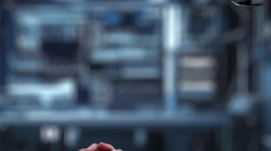 Robot ve insan elini uzatıyorlar ve kalp hologramıyla hareket ediyorlar. Bulanık laboratuvar geçmişini işaret ederken robot el ve insanın birlikte çalışmalarına yakın çekim. Sağlıklı..