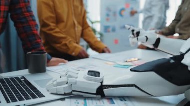 Sofistike bir danışman ve yapay zeka, ham verileri çözmek, yeni pazarlama açılarını etkilemek ve başarıya uzun menzilli bir yaklaşımı güçlendirmek için güçlerini birleştiriyor. Noogenesis Yapay Zeka