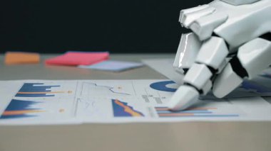 Bir iş analisti, çağdaş bir ofis alanında araştırma doğruluğu ve pazarlama planlarını geliştirmek için pazar eğilimlerini belirlemek amacıyla yapay zeka teknolojisi ile işbirliği yapmaktadır. Noogenesis Yapay Zeka