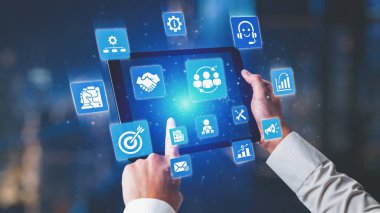 CRM platformları veri analizi, CRM iletişim araçları ve otomasyon yoluyla müşteri ilişkilerini geliştirir. CRM sistemleri müşteri yönetimi, izleme ve CRM ilişki başarısını destekler. Spire.