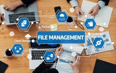 İş toplantılarında işbirliği, teknoloji ve verimliliğin vurgulandığı modern ofis ortamında sergilenen etkili dosya yönetimi tekniklerini araştırın. Dostluk