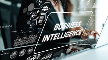 Teknolojik olarak gelişmiş bir ofis ortamında, modern bir bilgisayarda iş zekası verileriyle ilgilenen bir iş adamı. Asemptotik akıllı veri analitiği.