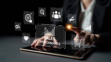 Sayısal satış performans gösterge paneli satış performans ölçümlerini, performans eğilimlerini, satış performans analizlerini ve iş bağlamında satış artışını gösteriyor. Eğri