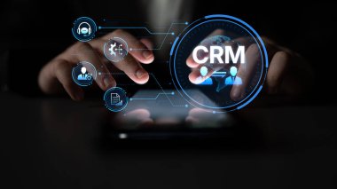 CRM platformları veri analizi, CRM iletişim araçları ve otomasyon yoluyla müşteri ilişkilerini geliştirir. CRM sistemleri müşteri yönetimi, izleme ve CRM ilişki başarısını destekler. Eğri