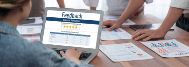 Müşteri geribildirim ve şirket işleri için canlı bilgisayar yazılımı analizi