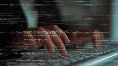 Teknoloji, programlama ve dijital yenilik kavramlarını gösteren soyut programlama kodlarıyla çevrili bir klavyede el yazısının yakın çekim görüntüsü. Xenic