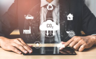 Ağ sıfır ve CO2 azaltma stratejileri daha yeşil bir gelecek için sürdürülebilirliği, yenilenebilir enerjiyi ve iklime duyarlı iş uygulamalarını teşvik etmektedir. Kefil