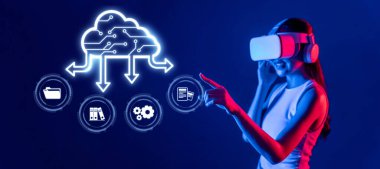 Genç bir kadın, dijital yenilikler sergileyen, bulut bilgisayarlarını ve çevrimiçi depolama hizmetlerini temsil eden canlı grafiklerle çevrili sanal gerçeklik kulaklığıyla etkileşime giriyor. XDMCP