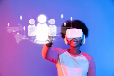 Genç bir birey sanal gerçekliği keşfediyor, dijital ağ ikonlarıyla bağlantı kuruyor. Canlı arka plan teknoloji ve bağlantıdaki yeniliklerin altını çiziyor. XDMCP