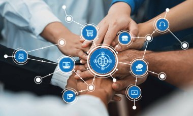 Çeşitli ofis çalışanlarından oluşan bir grup, ofis odasında el ele vererek iş sinerjisini ve iş yerindeki güçlü verimli takım çalışmasını sembolize ediyor. İş çalışanları arasındaki işbirliği ve birlik. İhtiyatlı Dostluk