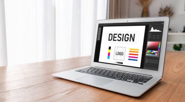 Web sayfasının modern tasarımı ve bilgisayar ekranında gösterilen ticari reklamlar için grafiksel tasarımcı yazılımı