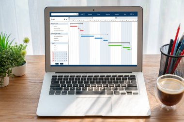 Ekip projesinin zaman çizelgesini gösteren bilgisayar ekranında, modern iş projesi yönetimi için proje planlama yazılımı