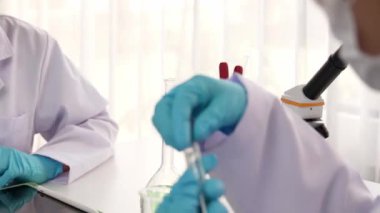 Laboratuvar araştırmacısı yeni bir ilaç geliştirir ya da tedavi eder. Laboratuvar tüpünde renkli kimyasal sıvı kullanır. Bilimsel veya kimya uzmanlığı ve laboratuvar ekipmanları ile sağlık hizmetlerinin teknolojik gelişimi. Katı.