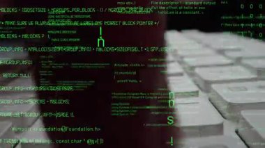 Bilgisayar klavyesinde çalışan ve soyut program kodları ve bilgisayar betiği gösteren bir adam tarafından bilgisayar programlama ve yazılım geliştirmenin yaratıcı görüntüsü